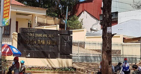 Cách chức nữ hiệu trưởng lạm thu phí học sinh