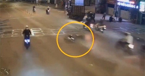 Clip: Nam thanh niên “chà” mặt xuống đường sau khi tông hàng loạt trụ phân cách ở Đồng Nai