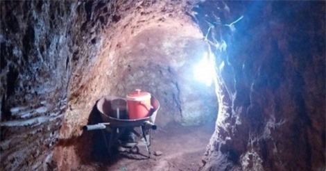 Kom Tum: Người dân đào hầm khai thác trái phép hơn 10 tấn “vàng gốc”