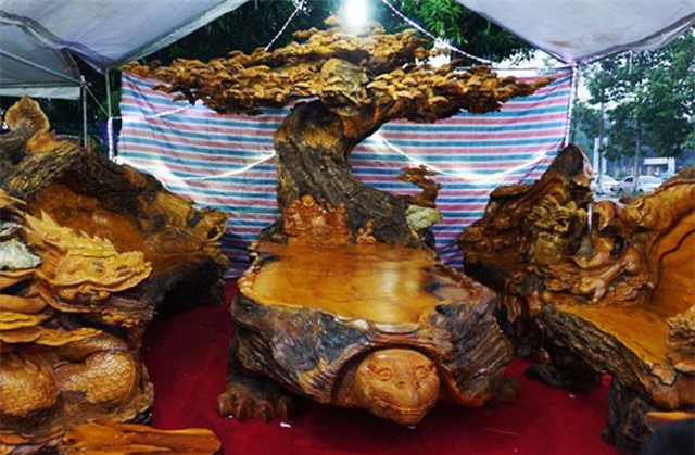 "Tận mục" bộ bàn ghế tứ linh bằng gỗ trai nghìn năm tuổi giá 2,8 tỷ đồng 