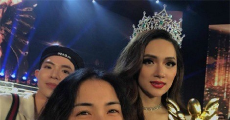Cận cảnh khoảnh khắc "thánh lầy" Hòa Minzy ăn mừng chiến thắng của Tân Hoa hậu chuyển giới Hương Giang