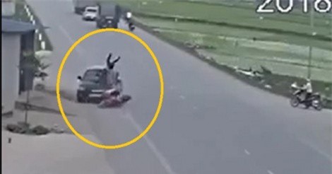 Clip: Sang đường bất cẩn, người đàn ông bị ôtô tông văng lên nắp capô ở Hưng Yên