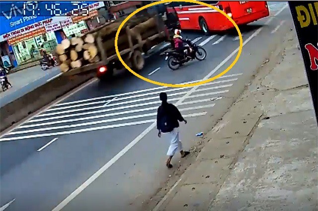 Clip: Xe tải đâm trực diện vào xe khách, người đi xe máy thoát chết thần kỳ tại Quảng Trị