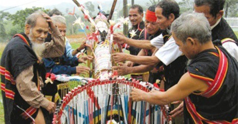 Nghệ thuật trang trí trên cây nêu của người Cor