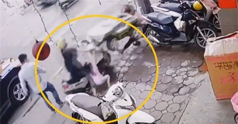 Clip: Dừng xe không tắt máy, 2 mẹ con nhận “quả đắng”