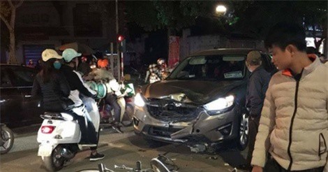 Clip: Vượt đèn đỏ, xe máy bị ôtô đâm khiến 3 người thương vong ở Lạng Sơn 