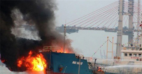 Hải Phòng: Gần 400 cảnh sát chữa cháy “bất lực” nhìn tàu chở xăng bốc cháy