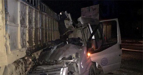 TAI NẠN GIAO THÔNG GHÊ RỢN TUẦN QUA: Ford Transit tông vào đuôi xe tải khiến 2 người tử vong, xe khách gây tai nạn liên hoàn khiến 5 người thương vong