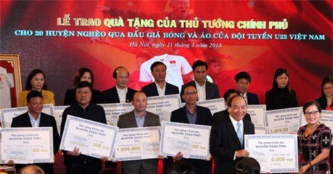 Thủ tướng tặng người nghèo 20 tỷ đồng từ món quà của U23 Việt Nam