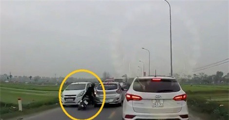 Clip: Chạy quá tốc độ, xe máy lao thẳng vào khe hẹp giữa 2 ôtô ở Hà Nội