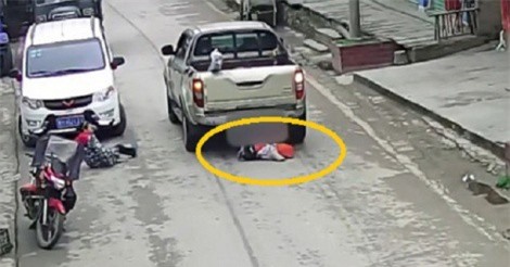 Clip: Thót tim với cảnh đứa bé bị xe bán tải đâm trước mặt mẹ