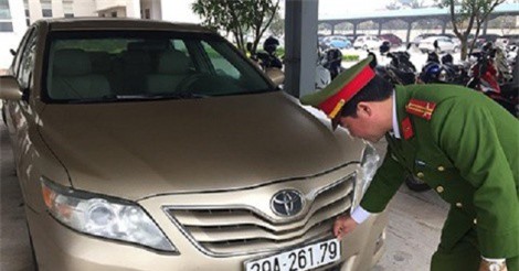 Công an tỉnh Quảng Bình bắt giữ 1 xe ôtô Camry nhập lậu