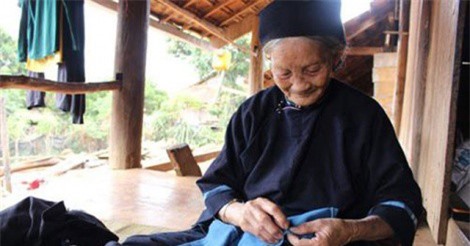 Độc đáo sắc chàm trên trang phục người Nùng