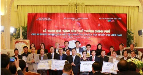 Thủ tướng trao 20 tỷ đồng đấu giá bóng và áo của U23 Việt Nam từ FLC cho 20 huyện nghèo trên cả nước