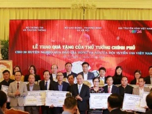 Thủ tướng trao 20 tỷ đồng đấu giá bóng và áo của U23 Việt Nam từ FLC cho 20 huyện nghèo trên cả nước