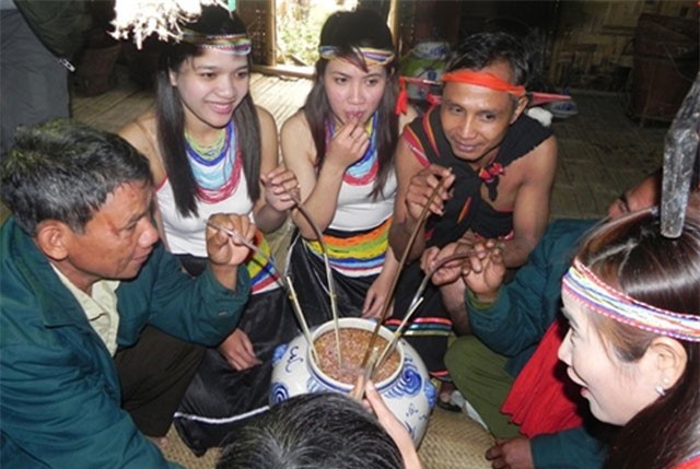 Lễ đạp nhà: Nét đẹp trong phong tục cưới hỏi của người Cor