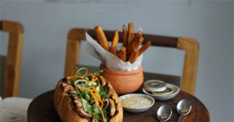 Ổ bánh mì hơn 2,2 triệu đồng có gì "hot" khiến đại gia TP.HCM mê mẩn?