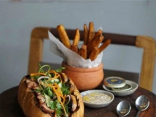 Ổ bánh mì hơn 2,2 triệu đồng có gì "hot" khiến đại gia TP.HCM mê mẩn?