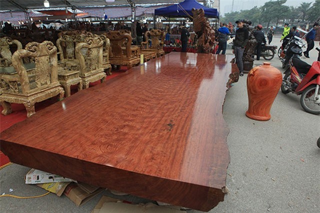 Cận cảnh chiếc sập gỗ cẩm lai nhập khẩu, giá 3 tỷ đồng