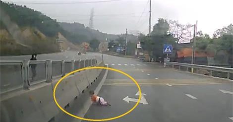Clip: Hãi hùng cảnh em bé bò sang đường quốc lộ ở Quảng Ninh