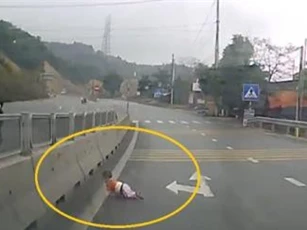 Clip: Hãi hùng cảnh em bé bò sang đường quốc lộ ở Quảng Ninh