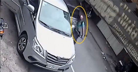 Clip: Hành khách mở cửa không quan sát, Toyota Innova gây tai nạn nghiêm trọng