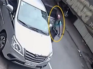 Clip: Hành khách mở cửa không quan sát, Toyota Innova gây tai nạn nghiêm trọng