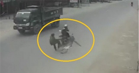Clip: Sang đường bất cẩn, cụ ông bị xe máy tông cực mạnh ở Nghệ An