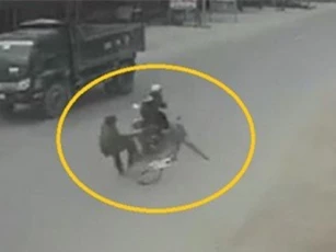 Clip: Sang đường bất cẩn, cụ ông bị xe máy tông cực mạnh ở Nghệ An