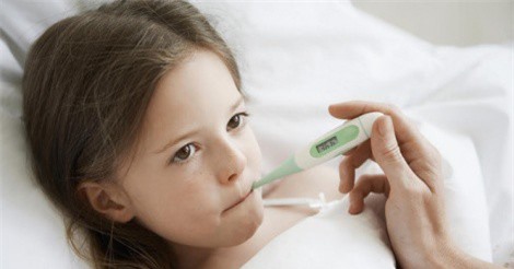 Có nên để trẻ bị sốt ở phòng máy lạnh?
