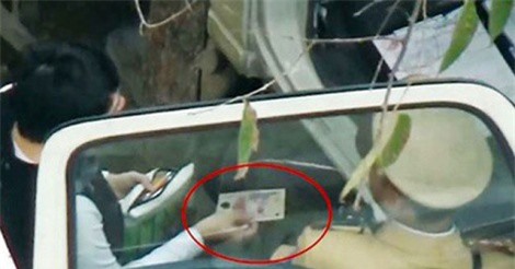 Hà Nội: Đình chỉ công tác nhiều CSGT nghi nhận "mãi lộ"