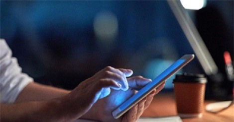 Nguy cơ ung thư mắt từ ánh sáng xanh của thiết bị điện tử