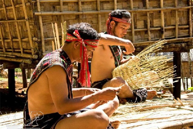 Phát "sốc" với tục ngủ chung trước hôn nhân của người Mạ