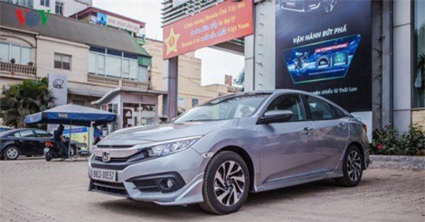 Ảnh chi tiết Honda Civic 1.8E giá 758 triệu đồng tại Việt Nam