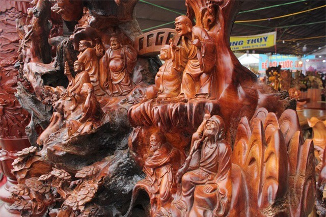 "Choáng váng" với gỗ lũa “siêu khủng” tạc 18 vị La Hán của đại gia Hải Dương