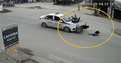 Clip: Sang đường như “chốn không người”, hai mẹ con bị taxi tông văng lên nắp capô ở Bắc Ninh