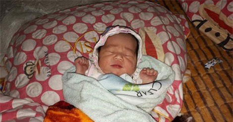 Nghệ An: Phát hiện bé gái 1 tuần tuổi bị bỏ rơi bên vệ đường