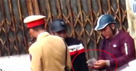 TIN HOT NGÀY 15/3: Hiệu trưởng bị tố 'ăn' lương giáo viên hợp đồng, 20 CSGT bị tạm đình chỉ vì clip nhận mãi lộ