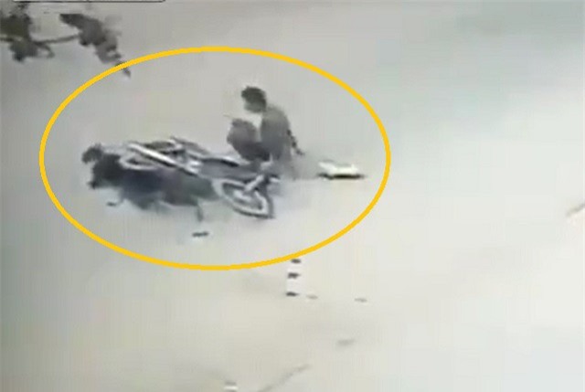 Clip: Chồng phóng xe bạt mạng, vợ ngồi sau nhận “quả đắng”