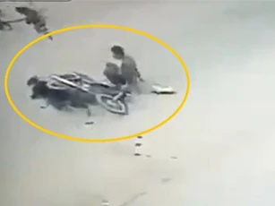 Clip: Chồng phóng xe bạt mạng, vợ ngồi sau nhận “quả đắng”