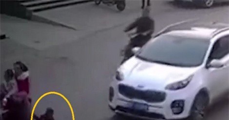 Clip: Hãi hùng cảnh đứa bé rơi từ xe đạp điện xuống đường, bị ôtô cán qua người