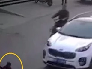 Clip: Hãi hùng cảnh đứa bé rơi từ xe đạp điện xuống đường, bị ôtô cán qua người