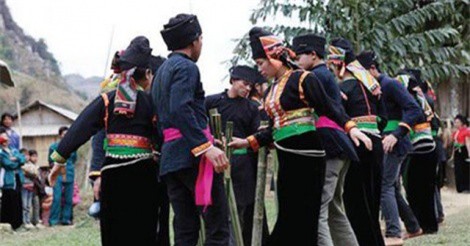 Độc đáo phong tục hôn nhân của người La Ha