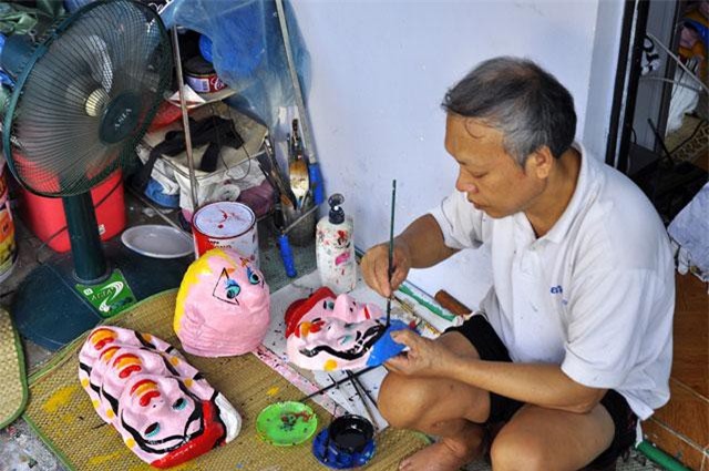"Tận mục" nghề làm mặt nạ giấy bồi ở Hà Nội