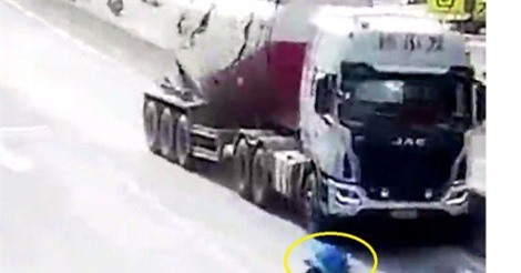 Clip: Sang đường vội vàng, người đàn ông nhận cái kết “đắng”