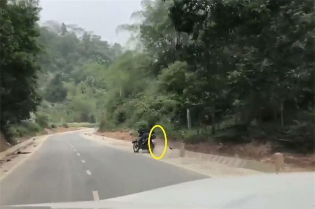 Clip: Say rượu chạy xe, người đàn ông ngã “sấp mặt” trên đường