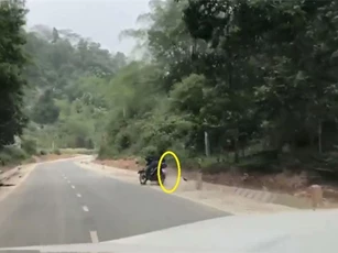 Clip: Say rượu chạy xe, người đàn ông ngã “sấp mặt” trên đường