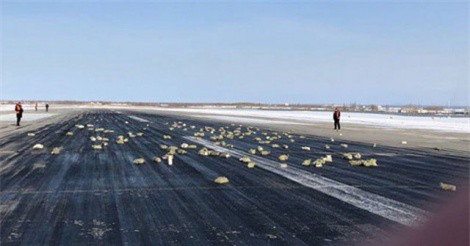 Clip: "Cơn mưa vàng" trên đường băng tại Nga