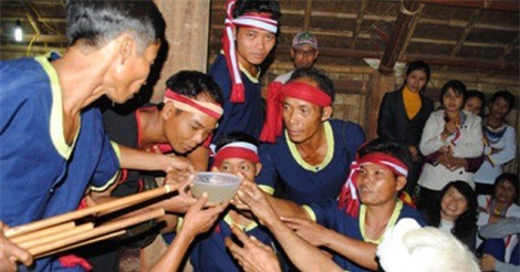 Rộn ràng lễ hội ăn đầu lúa mới của dân tộc Ra Glai