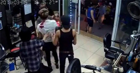 Tạm giữ hình sự nhóm đối tượng nổ súng trong tiệm cắt tóc ở Hà Nội vì mâu thuẫn tình ái